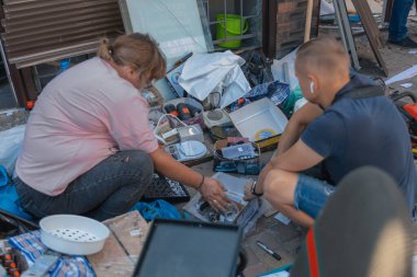 Ukrayna halkı otobüs durağındaki roket saldırısının kurbanlarına yardım etmek için toplandı. Mahvolmuş tezgahlar, perakende satış yerleri. Kırık camlar, hasarlı eşyalar. - İnsanlar. DNIPRO, UKRAINE 24 Ağustos 2023