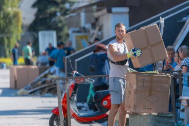 Ukrayna halkı otobüs durağındaki roket saldırısının kurbanlarına yardım etmek için toplandı. Mahvolmuş tezgahlar, perakende satış yerleri. Kırık camlar, hasarlı eşyalar. - İnsanlar. DNIPRO, UKRAINE 24 Ağustos 2023