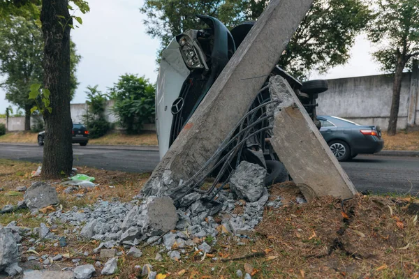 Araba Bir Sokak Lambasına Çarptı Yan Yattı Araba Bir Tarafta — Stok fotoğraf