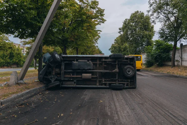 車はランプポストに衝突し 横に転がりました 車は片側にいる 道路上の壊れたフロントガラスの交通事故 Dnipro Ukraine 2023年8月12日 — ストック写真