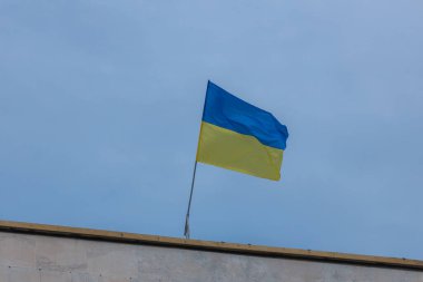 Ukrayna bayrağı büyük bir ulusal semboldür. Bağımsızlık Anayasa Günü, Ulusal Bayram. Ukrayna bayrağıyla yakın çekim.