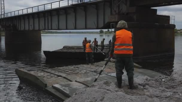 Most Pontonowy Armii Ukraińskiej Instalacja Przejściowego Przejścia Pobliżu Zniszczonego Mostu — Wideo stockowe