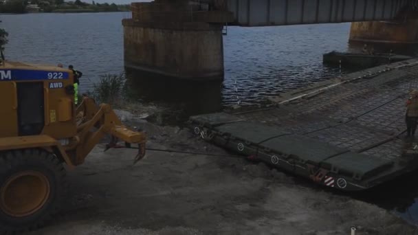 Pontonbron Över Den Ukrainska Armén Installation Tillfällig Korsning Nära Den — Stockvideo