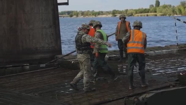 Pontoon Bridge Ukrainian Army Installation Temporary Crossing Destroyed Bridge Soldiers — Stock Video