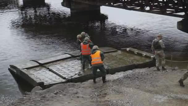 ウクライナ軍のポントン橋 破壊された橋の近くに一時的な交差点を設置する 兵士はポンツーンフェリーを収集します ニコポリ 英国Raine 2020年5月26日 — ストック動画