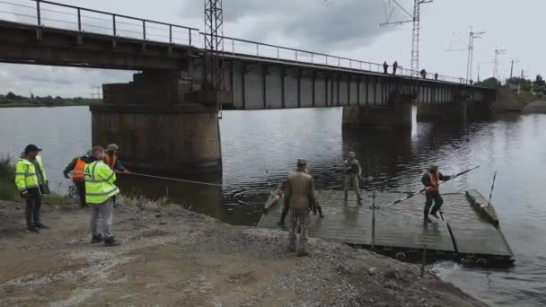 Puente Pontón Del Ejército Ucraniano Instalación Cruce Temporal Cerca Del — Vídeo de stock