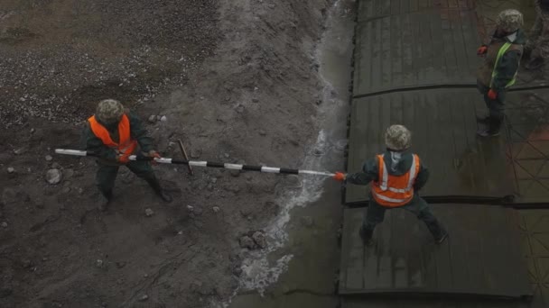 ウクライナ軍のポントン橋 破壊された橋の近くに一時的な交差点を設置する 兵士はポンツーンフェリーを収集します ニコポリ 英国Raine 2020年5月26日 — ストック動画