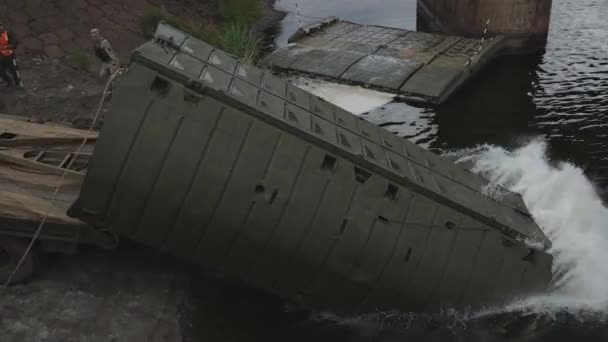 Jembatan Pontoon Tentara Ukraina Pemasangan Penyeberangan Sementara Dekat Jembatan Yang — Stok Video