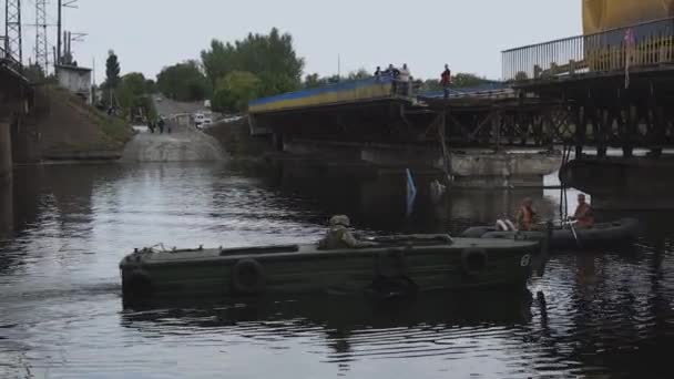 Pontonový Most Ukrajinské Armády Instalace Dočasného Přechodu Poblíž Zničeného Mostu — Stock video