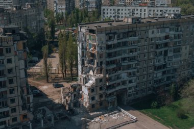 Bir Rus roketi Ukrayna 'nın Dnipro şehrindeki bir yerleşim yerine uçtu. Yukarıdan gelen bir Rus füze saldırısının ardından bir yerleşim yeri binası havaya uçtu. Savaşın yaraları.