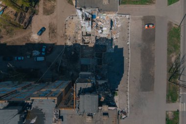 Bir Rus roketi Ukrayna 'nın Dnipro şehrindeki bir yerleşim yerine uçtu. Yukarıdan gelen bir Rus füze saldırısının ardından bir yerleşim yeri binası havaya uçtu. Savaşın yaraları.