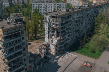Bir Rus roketi Ukrayna 'nın Dnipro şehrindeki bir yerleşim yerine uçtu. Yukarıdan gelen bir Rus füze saldırısının ardından bir yerleşim yeri binası havaya uçtu. Savaşın yaraları.