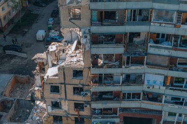 Bir Rus roketi Ukrayna 'nın Dnipro şehrindeki bir yerleşim yerine uçtu. Yukarıdan gelen bir Rus füze saldırısının ardından bir yerleşim yeri binası havaya uçtu. Savaşın yaraları.