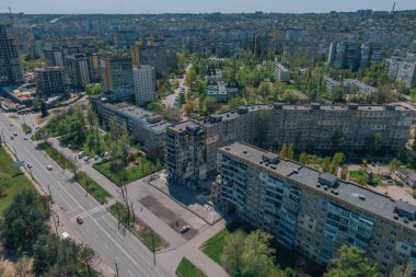 Bir Rus roketi Ukrayna 'nın Dnipro şehrindeki bir yerleşim yerine uçtu. Yukarıdan gelen bir Rus füze saldırısının ardından bir yerleşim yeri binası havaya uçtu. Savaşın yaraları.