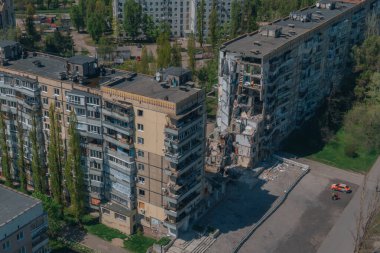 Bir Rus roketi Ukrayna 'nın Dnipro şehrindeki bir yerleşim yerine uçtu. Yukarıdan gelen bir Rus füze saldırısının ardından bir yerleşim yeri binası havaya uçtu. Savaşın yaraları.