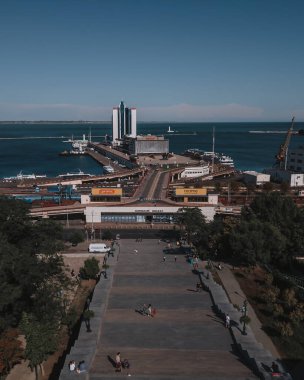 Odessa Oteli ve Odesa limanındaki yolcu gemisi terminali. Potemkin Merdivenleri 'nden veya Potemkin Merdivenleri' nden görüntü. Odesa aynı zamanda Odessa olarak da bilinir. Odessa, Ukrayna - 10 Haziran 2020