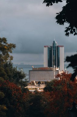 Odessa Oteli ve Odesa limanındaki yolcu gemisi terminali. Potemkin Merdivenleri 'nden veya Potemkin Merdivenleri' nden görüntü. Odesa aynı zamanda Odessa olarak da bilinir. Odessa, Ukrayna - 10 Haziran 2020