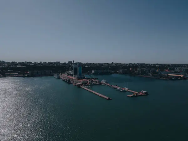 敖德萨酒店和敖德萨港的游轮码头 从Potemkin楼梯看 从无人机上看到的港口 货船的全景 — 图库照片