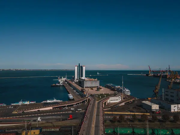 オデッサ港のホテルオデッサとクルーズ船ターミナル ポテモキン階段からの眺め ドローンからの眺め 港と灯台 貨物船のパノラマ — ストック写真