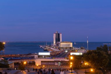 Odessa Oteli ve Odesa limanındaki yolcu gemisi terminali. Potemkin Merdivenleri 'nden veya Potemkin Merdivenleri' nden görüntü. Odesa aynı zamanda Odessa olarak da bilinir. Odessa, Ukrayna - 10 Haziran 2020