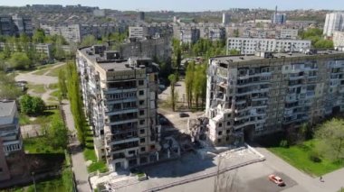 Bir Rus roketi Ukrayna 'nın Dnipro şehrindeki bir yerleşim yerine uçtu. Yukarıdan gelen bir Rus füze saldırısının ardından bir yerleşim yeri binası havaya uçtu. Savaşın yaraları.
