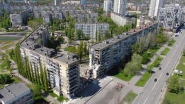 Bir Rus roketi Ukrayna 'nın Dnipro şehrindeki bir yerleşim yerine uçtu. Yukarıdan gelen bir Rus füze saldırısının ardından bir yerleşim yeri binası havaya uçtu. Savaşın yaraları.