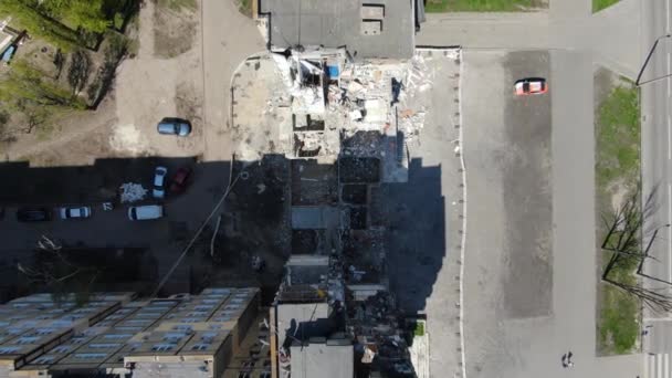 ロシアのロケットがウクライナのドニプロ市の住宅ビルに飛び込んだ 上空からのロシアのミサイル攻撃の後に爆発によって破壊された住宅の建物 戦争の傷 — ストック動画