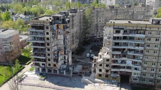 러시아 로켓은 우크라이나 드니프로의 도시에 주거용 건물로 날아갔다 위에서 러시아 — 비디오
