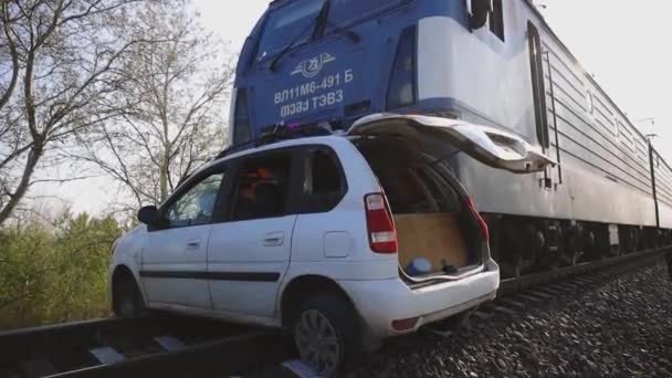 Samochód Pasażerski Zderzył Się Pociągiem Samochód Brał Udział Wypadku Przejeździe — Wideo stockowe
