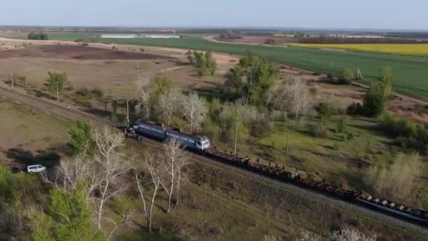 Bir Yolcu Vagonu Bir Trene Çarptı Araba Bir Demiryolu Geçidinde — Stok video