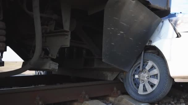 乗用車が列車に衝突した 車は鉄道の交差点で事故に巻き込まれた 事故について — ストック動画