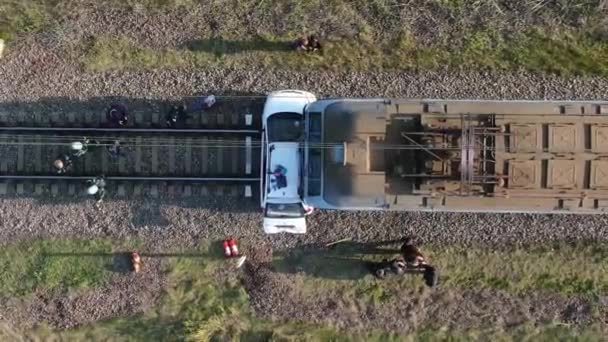 乗用車が列車に衝突した 車は鉄道の交差点で事故に巻き込まれた 事故について — ストック動画