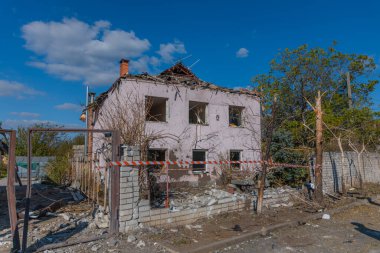 Savaş 2023. Rus saldırıları ve Ukrayna 'nın askeri istilası. Füze ve hava saldırılarından sonra evleri yıktılar. Dnipro şehrindeki sivillerin evleri bombalandı.