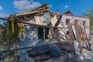 Savaş 2023. Rus saldırıları ve Ukrayna 'nın askeri istilası. Füze ve hava saldırılarından sonra evleri yıktılar. Dnipro şehrindeki sivillerin evleri bombalandı.