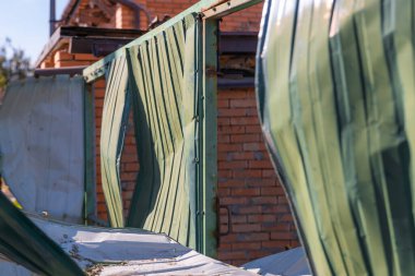 Savaş 2023. Rus saldırıları ve Ukrayna 'nın askeri istilası. Füze ve hava saldırılarından sonra evleri yıktılar. Dnipro şehrindeki sivillerin evleri bombalandı.