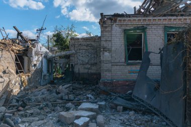 Savaş 2023. Rus saldırıları ve Ukrayna 'nın askeri istilası. Füze ve hava saldırılarından sonra evleri yıktılar. Dnipro şehrindeki sivillerin evleri bombalandı.