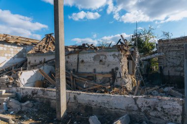 Savaş 2023. Rus saldırıları ve Ukrayna 'nın askeri istilası. Füze ve hava saldırılarından sonra evleri yıktılar. Dnipro şehrindeki sivillerin evleri bombalandı.