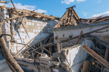 Savaş 2023. Rus saldırıları ve Ukrayna 'nın askeri istilası. Füze ve hava saldırılarından sonra evleri yıktılar. Dnipro şehrindeki sivillerin evleri bombalandı.