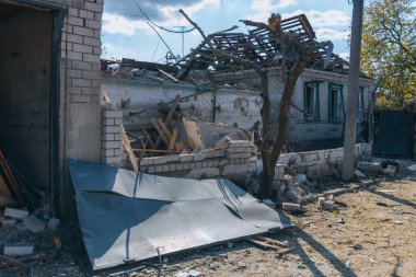 Savaş 2023. Rus saldırıları ve Ukrayna 'nın askeri istilası. Füze ve hava saldırılarından sonra evleri yıktılar. Dnipro şehrindeki sivillerin evleri bombalandı.