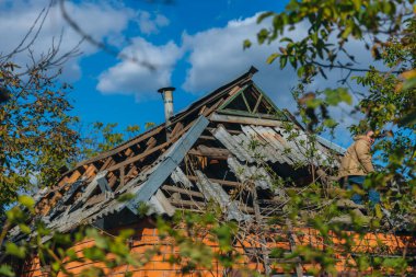 Savaş 2023. Rus saldırıları ve Ukrayna 'nın askeri istilası. Füze ve hava saldırılarından sonra evleri yıktılar. Dnipro şehrindeki sivillerin evleri bombalandı.