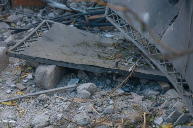 Savaş 2023. Rus saldırıları ve Ukrayna 'nın askeri istilası. Füze ve hava saldırılarından sonra evleri yıktılar. Dnipro şehrindeki sivillerin evleri bombalandı.