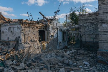 Savaş 2023. Rus saldırıları ve Ukrayna 'nın askeri istilası. Füze ve hava saldırılarından sonra evleri yıktılar. Dnipro şehrindeki sivillerin evleri bombalandı.