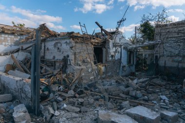 Savaş 2023. Rus saldırıları ve Ukrayna 'nın askeri istilası. Füze ve hava saldırılarından sonra evleri yıktılar. Dnipro şehrindeki sivillerin evleri bombalandı.