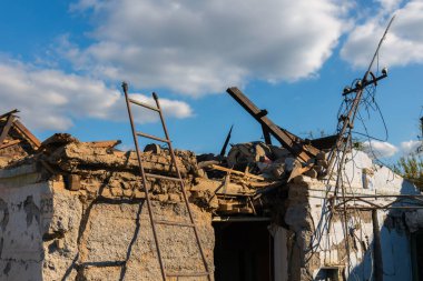 Savaş 2023. Rus saldırıları ve Ukrayna 'nın askeri istilası. Füze ve hava saldırılarından sonra evleri yıktılar. Dnipro şehrindeki sivillerin evleri bombalandı.