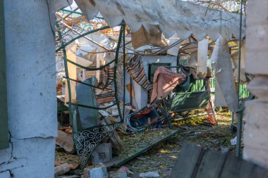 Savaş 2023. Rus saldırıları ve Ukrayna 'nın askeri istilası. Füze ve hava saldırılarından sonra evleri yıktılar. Dnipro şehrindeki sivillerin evleri bombalandı.