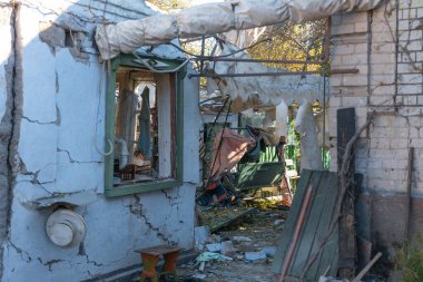 Savaş 2023. Rus saldırıları ve Ukrayna 'nın askeri istilası. Füze ve hava saldırılarından sonra evleri yıktılar. Dnipro şehrindeki sivillerin evleri bombalandı.