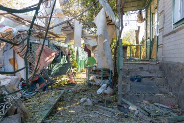 Savaş 2023. Rus saldırıları ve Ukrayna 'nın askeri istilası. Füze ve hava saldırılarından sonra evleri yıktılar. Dnipro şehrindeki sivillerin evleri bombalandı.