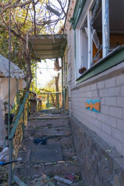 Savaş 2023. Rus saldırıları ve Ukrayna 'nın askeri istilası. Füze ve hava saldırılarından sonra evleri yıktılar. Dnipro şehrindeki sivillerin evleri bombalandı.