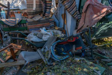 Savaş 2023. Rus saldırıları ve Ukrayna 'nın askeri istilası. Füze ve hava saldırılarından sonra evleri yıktılar. Dnipro şehrindeki sivillerin evleri bombalandı.