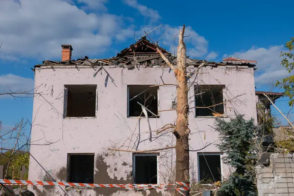 2023年战争 俄罗斯对乌克兰的侵略和军事入侵 被导弹和空袭摧毁的房屋 第聂伯鲁市的民房遭到轰炸 免版税图库图片